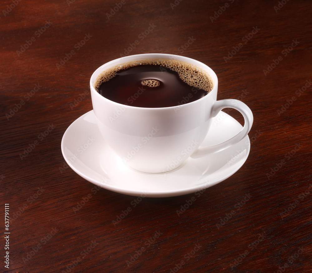 Kaffeetasse auf dunklem Holztisch Kaffeetasse auf dunklem Holztisch
