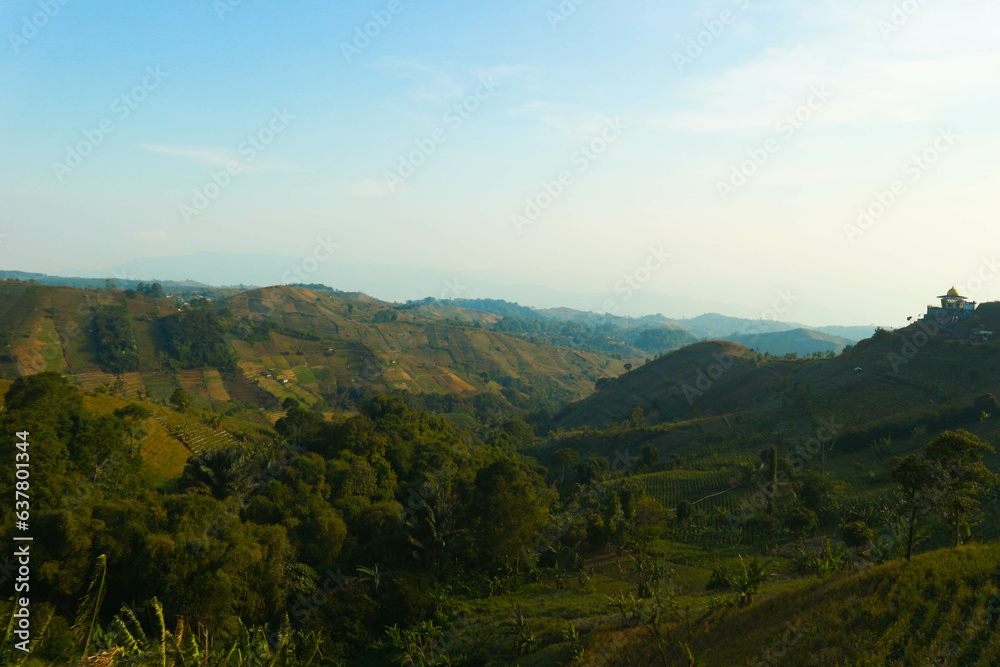Fototapeta premium Views of mountains and terraced rice fields Pictures of Natural Scenery in Indonesia