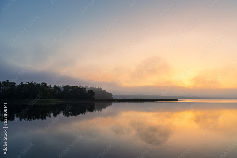 Sonnenaufgang in Seedorf am Schaalsee mit Wolken und Spiegelung