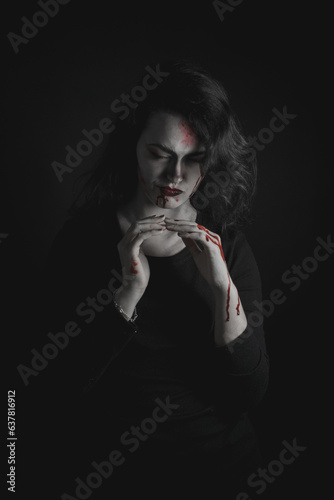 Chica con maquillaje vampírico y sangre artificial para Halloween