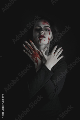 Chica con maquillaje vampírico y sangre artificial para Halloween