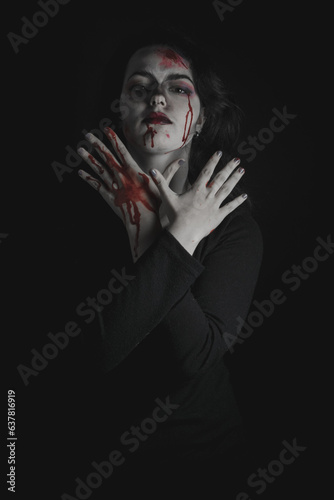 Chica con maquillaje vampírico y sangre artificial para Halloween