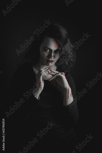 Chica con maquillaje vampírico y sangre artificial para Halloween