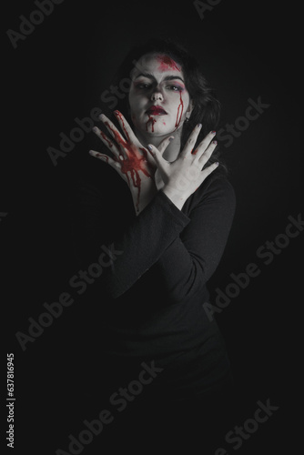 Chica con maquillaje vampírico y sangre artificial para Halloween