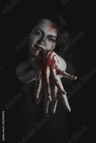 Chica con maquillaje vampírico y sangre artificial para Halloween