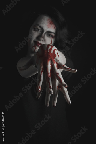 Chica con maquillaje vampírico y sangre artificial para Halloween