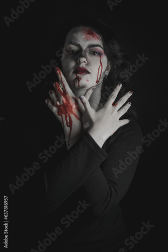 Chica con maquillaje vampírico y sangre artificial para Halloween