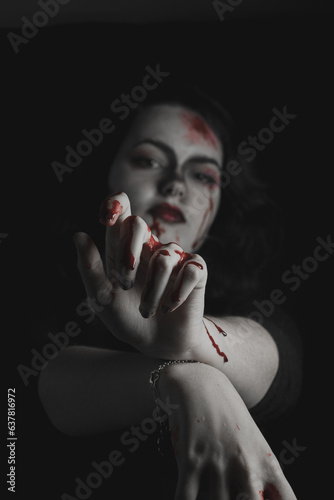 Chica con maquillaje vampírico y sangre artificial para Halloween