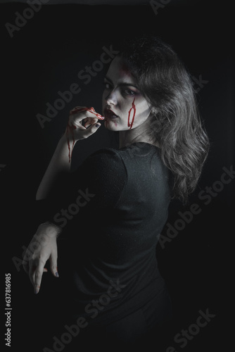 Chica con maquillaje vampírico y sangre artificial para Halloween