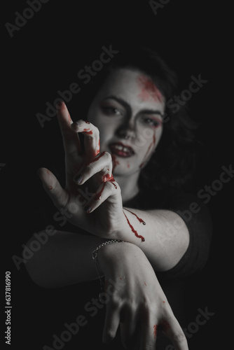 Chica con maquillaje vampírico y sangre artificial para Halloween