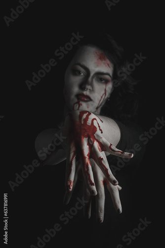 Chica con maquillaje vampírico y sangre artificial para Halloween