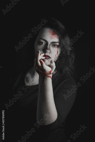 Chica con maquillaje vampírico y sangre artificial para Halloween