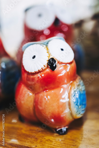 Figurine hibou mignon en céramique colorée en objet décoratif pour la maison