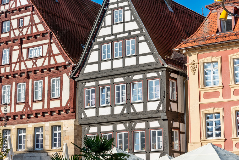 Häuserensemble von drei alten Patrizierhäusern am Marktplatz in der historischen Altstadt von Schwäbisch Gmünd