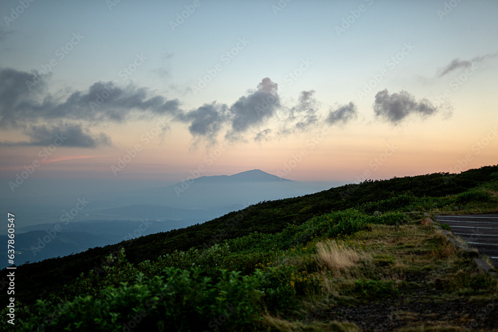 夜明け前の月山八合目からの鳥海山