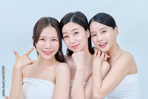 아시아 한국의 검은머리의 젊은 여자 모델 3명이 브라탑을 입고 여러가지 표정과 포즈를 취하고 있다. 