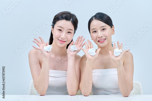 아시아 한국의 검은머리의 젊은 여자 모델 3명이 브라탑을 입고 여러가지 표정과 포즈를 취하고 있다. 