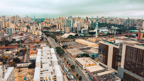 Vis  o a  rea do traf  go de ve  culos na regi  o da Barra funda na cidade de S  o Paulo captada do alto por um drone.