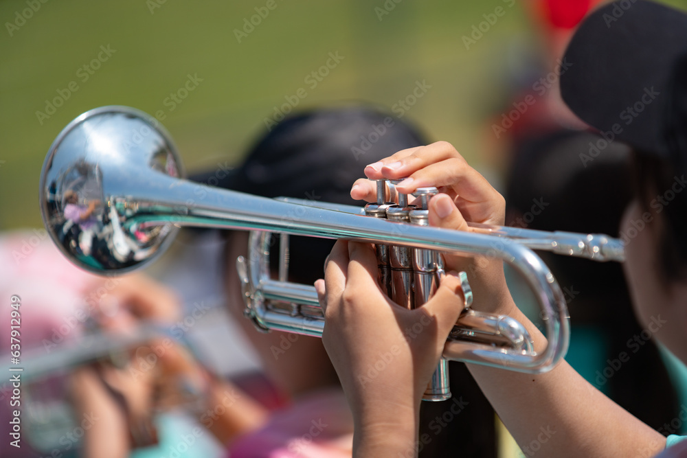 Obraz premium 野球の応援でトランペットで応援する