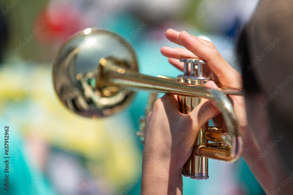 Obraz premium 野球の応援でトランペットで演奏する