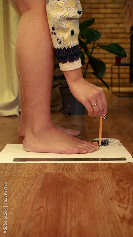 Using Footsteps To Measure Image Girl showing the right way to measure her own foot at home with pencil ...