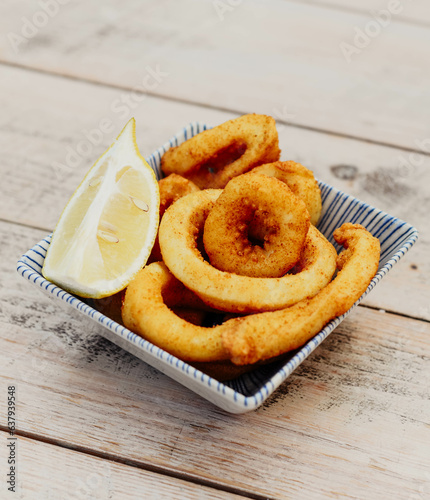 Racion de aros de calamares en un bar europeo photo