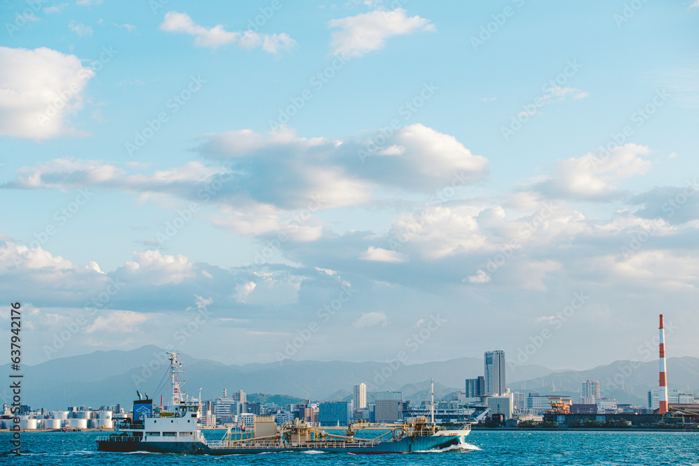 関門海峡から見る夏の青空と北九州市街地の眺め