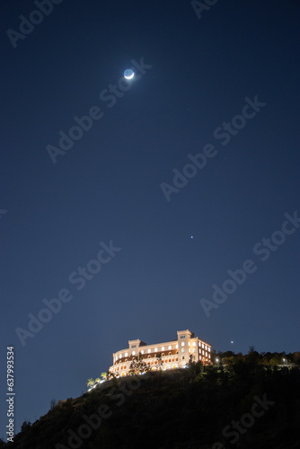 Il Castello Utveggio di Palermo con le luci di sera e la luna