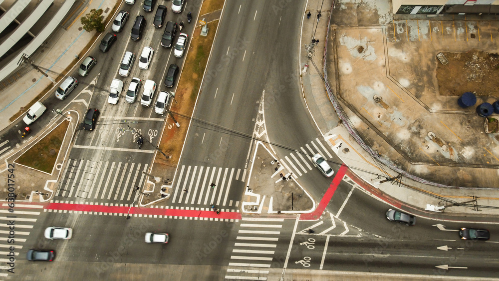 Esquina de trânsito vista do alto por um drone em São Paulo Esquina de trânsito vista do alto por um drone em São Paulo