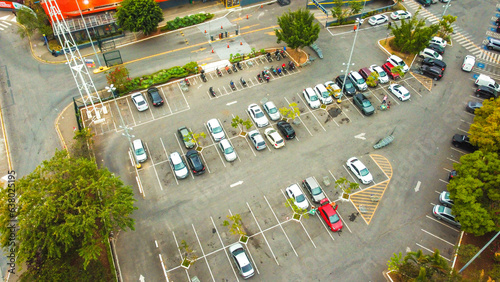 Estacionamento de veículos em um supermercado visto do alto.  photo