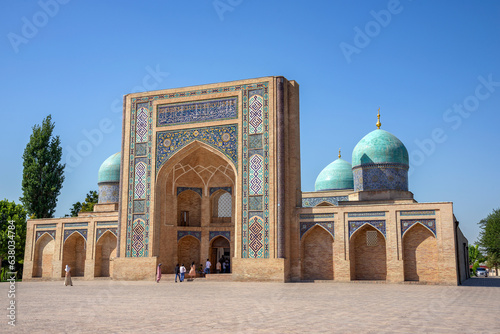 Tableau sur toile The ancient madrasah of Barak Khan on a sunny day