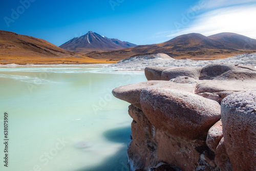 Piedras Rojas: Tesouro do Deserto do Atacama, formações vermelhas contrastando com céu azul, criando uma paisagem cativante e surreal photo
