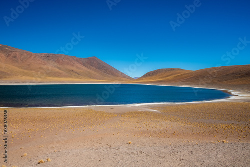 Lagoa Miniques: Altitude e vulcões moldam esta lagoa no Deserto do Atacama, cenário deslumbrante de tranquilidade e beleza