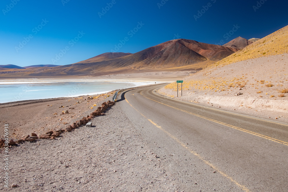 Lagoa Tuyacto: Oásis sereno no Deserto do Atacama, com águas calmas e paisagem pitoresca em meio às formações geológicas. Lagoa Tuyacto: Oásis sereno no Deserto do Atacama, com águas calmas e paisagem pitoresca em meio às formações geológicas.