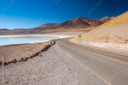 Lagoa Tuyacto: Oásis sereno no Deserto do Atacama, com águas calmas e paisagem pitoresca em meio às formações geológicas.