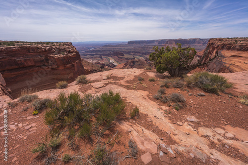 Obraz na płótnie hiking the dead horse trail in dead horse point state park in utah, usa w salonie