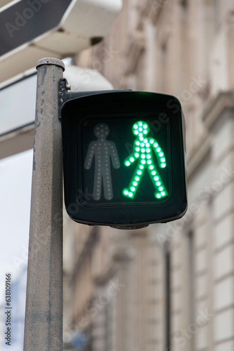 Obraz na płótnie Green pedestrian light with a universal walking person w salonie