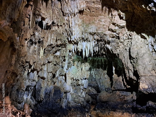 Fototapeta grotta con stalattiti e stalagmiti, attraversata dal fiume