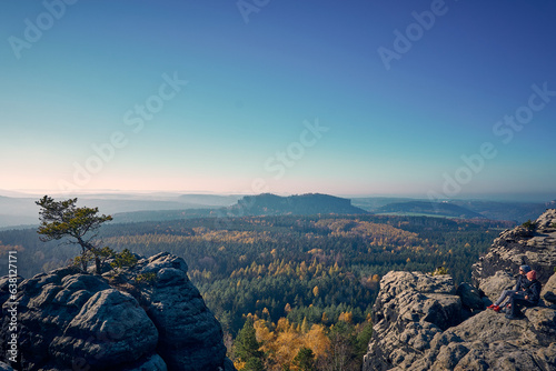 Panorama Aussicht vom Gohrisch im Herbst in Richtung Pfaffenstein in der Sächsischen Schweiz