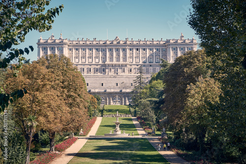 Campo del Moro mit Blick auf den Königspalast in Madrid