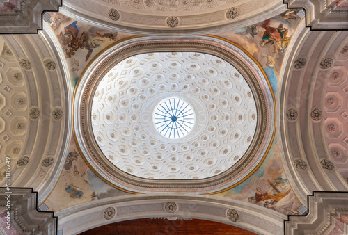 Fotografia NAPLES, ITALY - APRIL 22, 2023: The cupola with the Four Evangelists in the church Basilica di San Giovanni Maggiore projected by Dionisio Lazzari (1685)