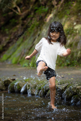 Fototapeta Naklejka Na Ścianę i Meble -  渓流で水遊びする小さな女の子