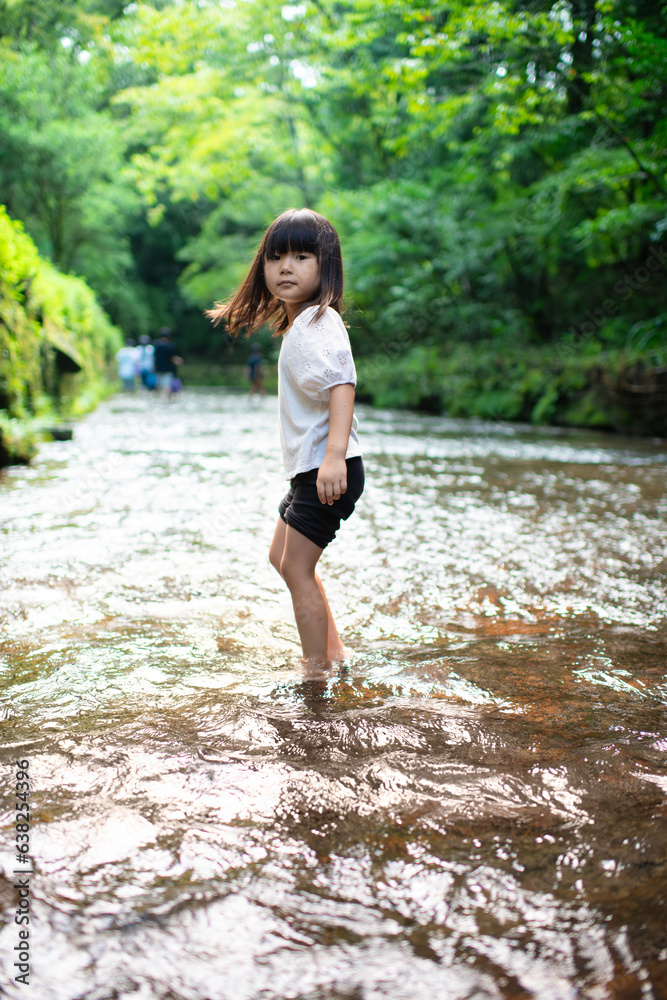 渓流で水遊びする小さな女の子 渓流で水遊びする小さな女の子