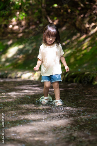 渓流で水遊びする小さな女の子 © kai