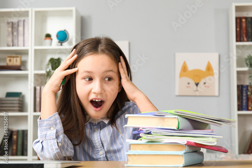 Shocked little girl with bo...