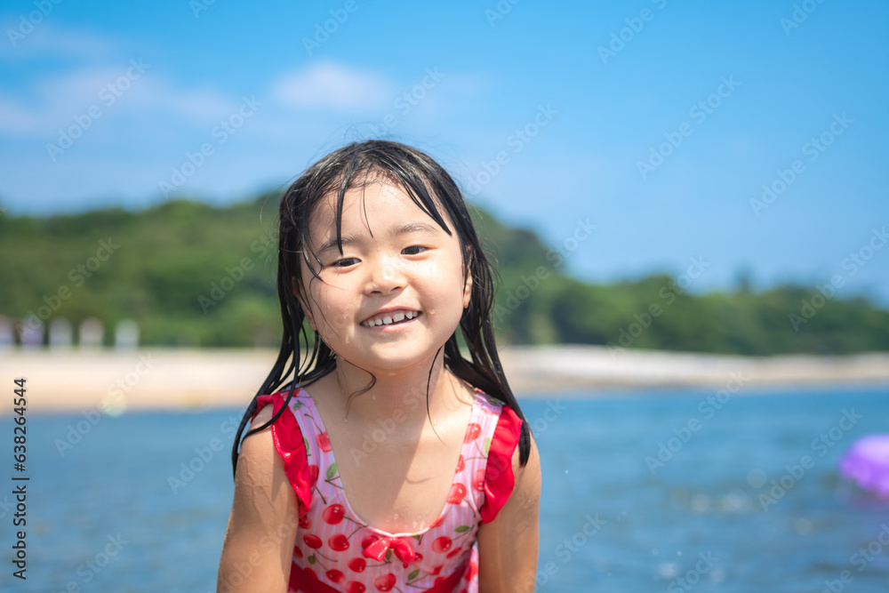 夏の海で海水浴を楽しむ女の子 夏の海で海水浴を楽しむ女の子