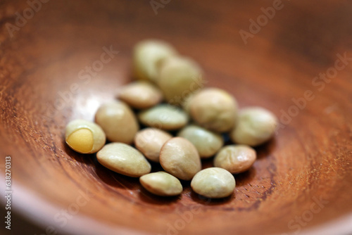 木製の丸い皿に盛ったレンズ豆のクローズアップ