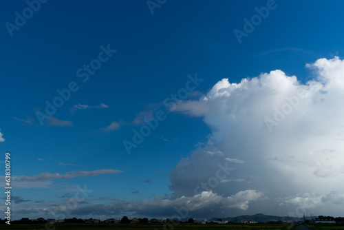 夏の空と大きな雲 © TATTU