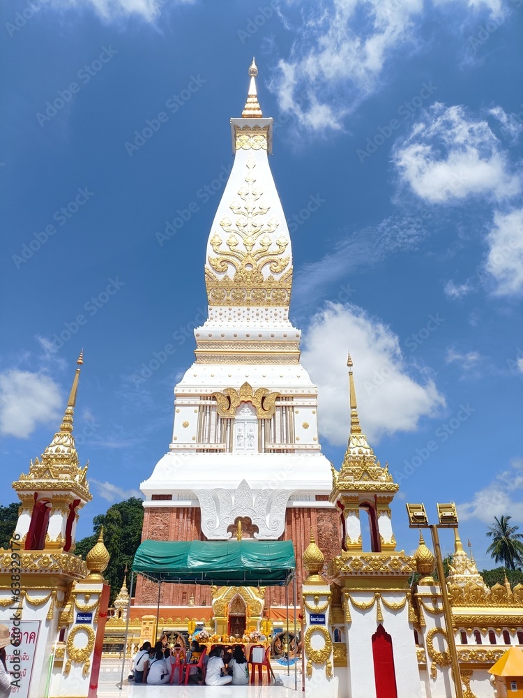 Naklejka premium golden pagoda, temple, clear sky scenery background in thailand.