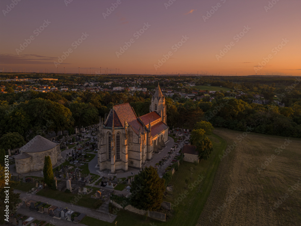 Sonnenuntergang über der Marienkirche in Bad Deutsch-Altenburg, Niederösterreich.